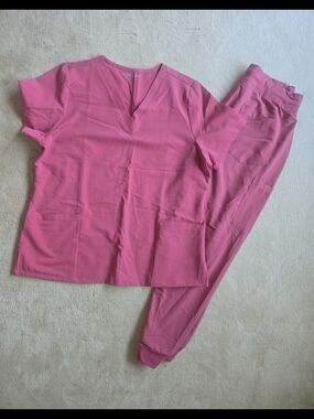 Mandala Scrub Set in Jaipur Pink - L Top, L Petite Pant